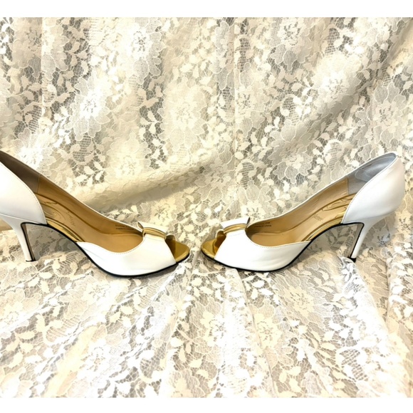 White Leather High heels with Bow, Gold Accents, New, J Renee, Size 7M - Picture 4 of 6